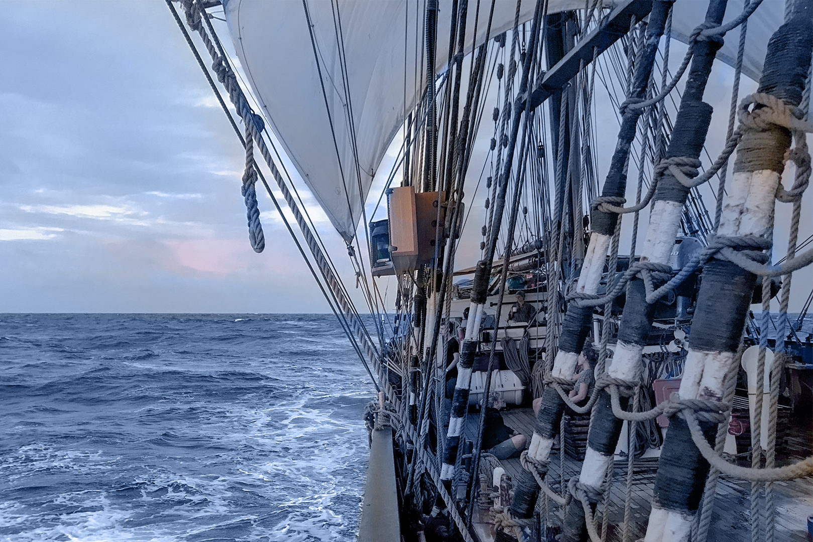cropped-ra_ship_Abendstimmung_mono_unknown.jpg