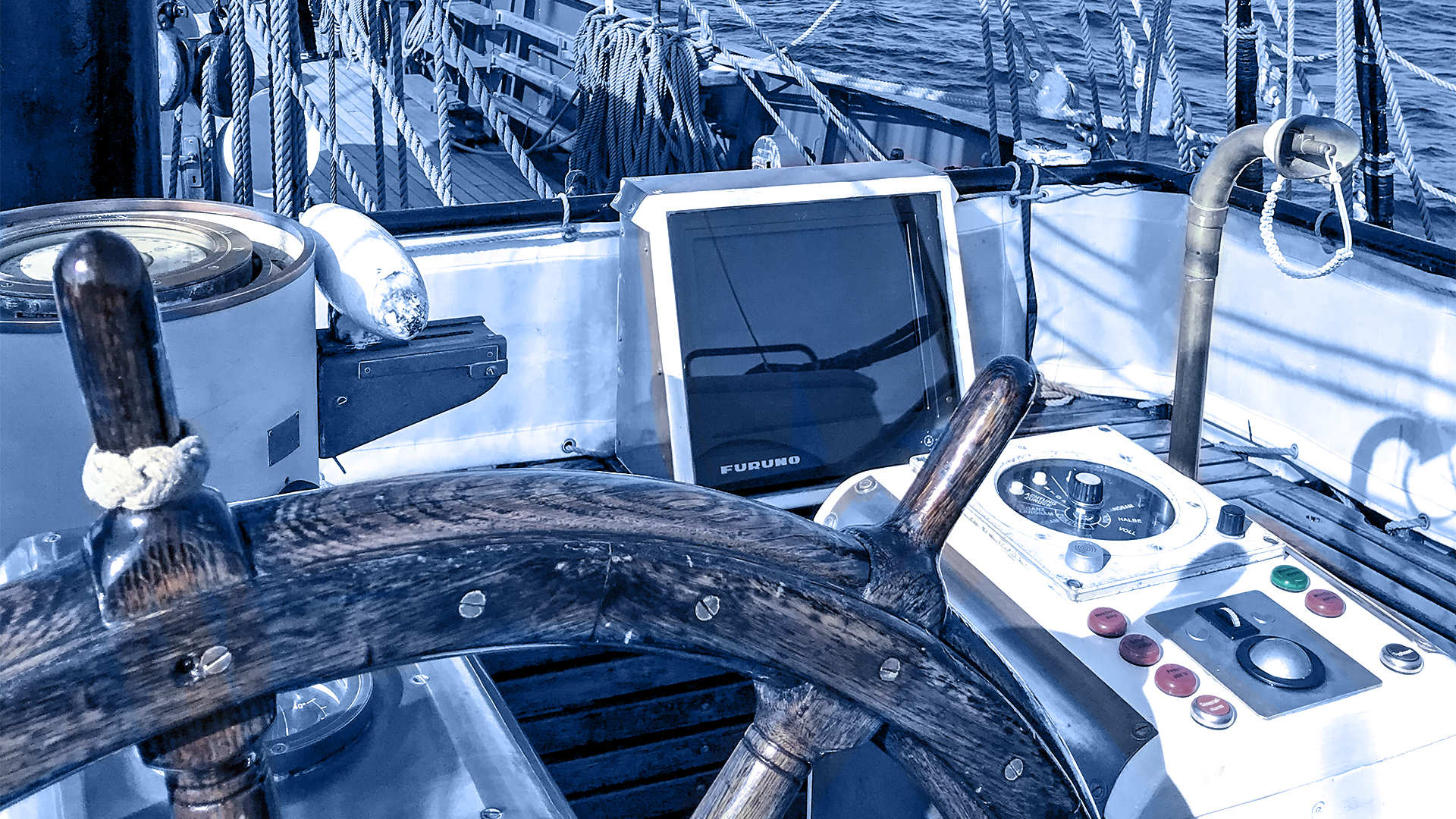 ra_ship_bruecke02_mono_chr-schoe